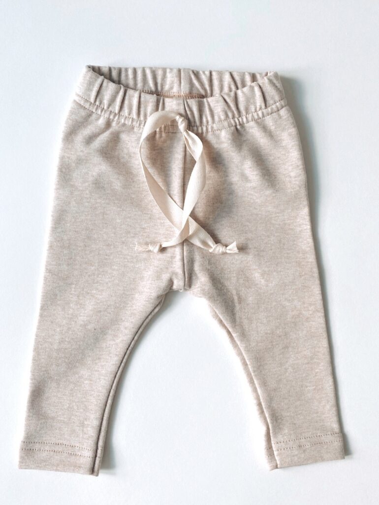 beżowe legginsy dla dziecka