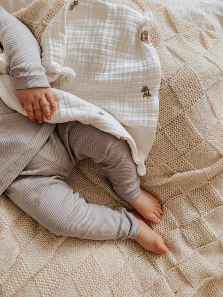 szare legginsy dla niemowlaka