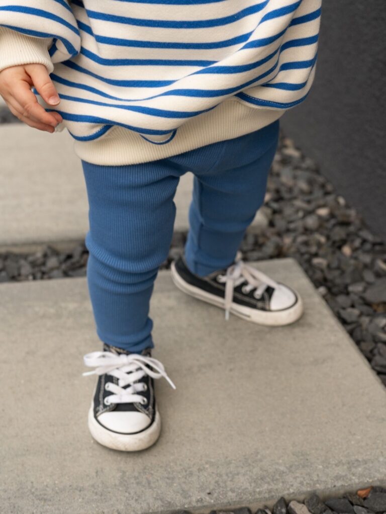 klasyczne bawełniane niebieskie legginsy dla dziewczynki lub chłopca handmade