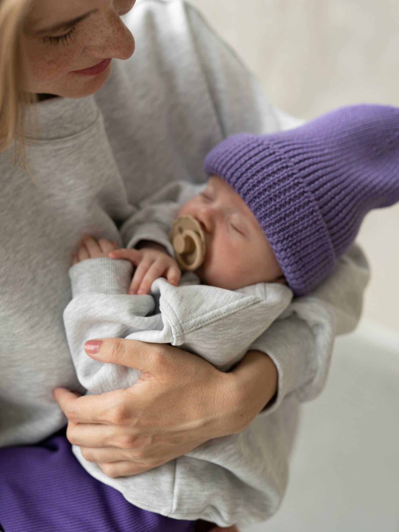 szara bluza dla niemowlaka oversize