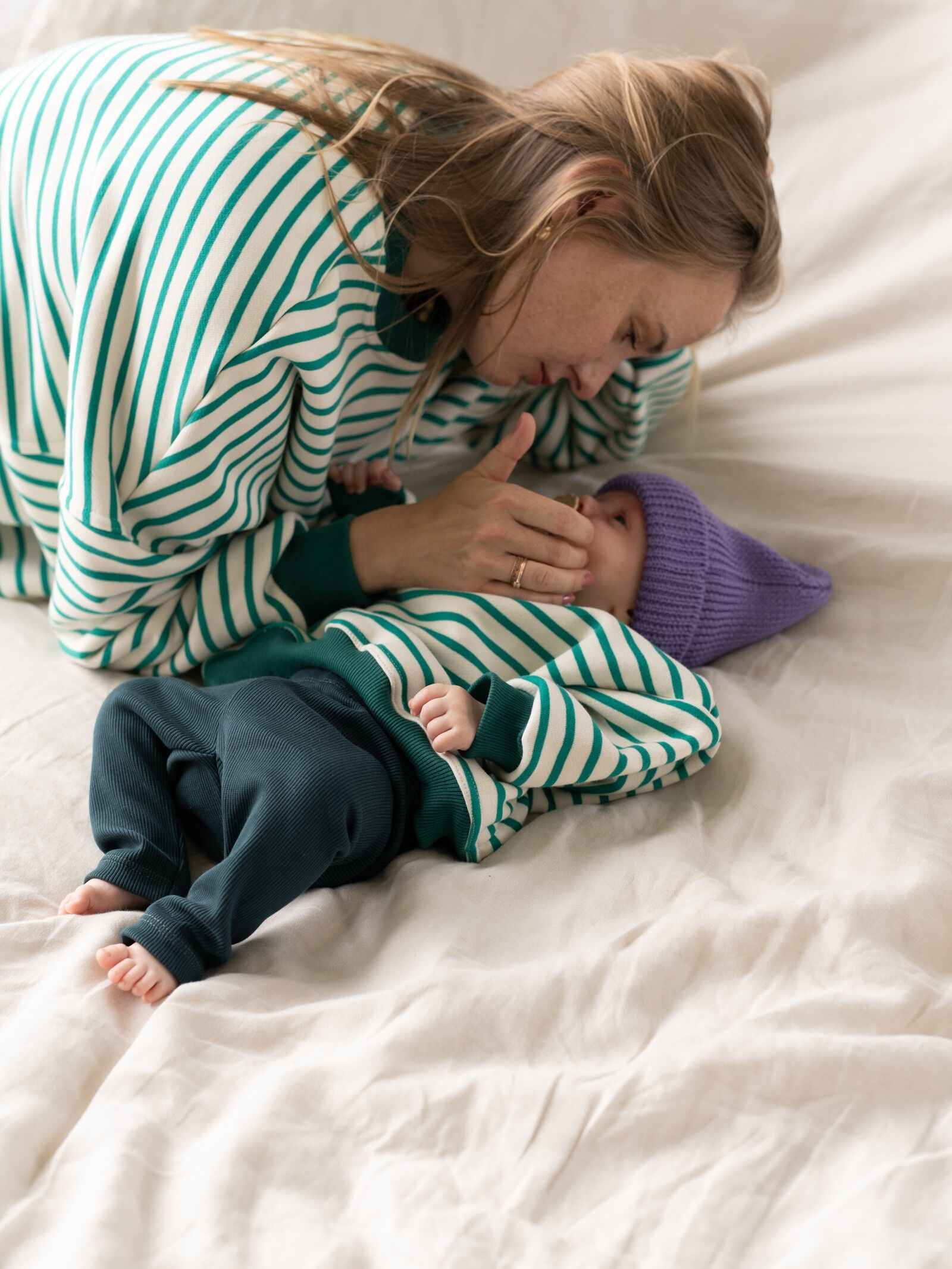 ciemnozielone legginsy dla niemowlaka