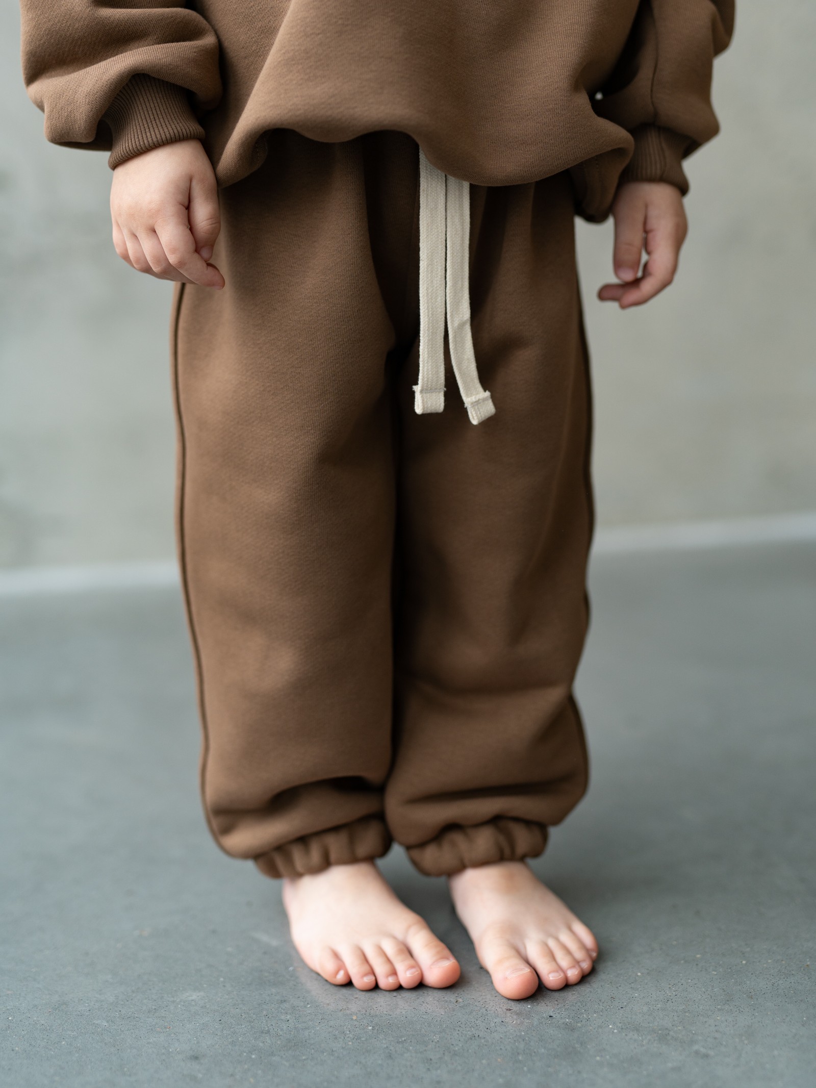 Joggery Nugat – Wytrzymałe Spodnie Dziecięce o Splotem Diagonalnym