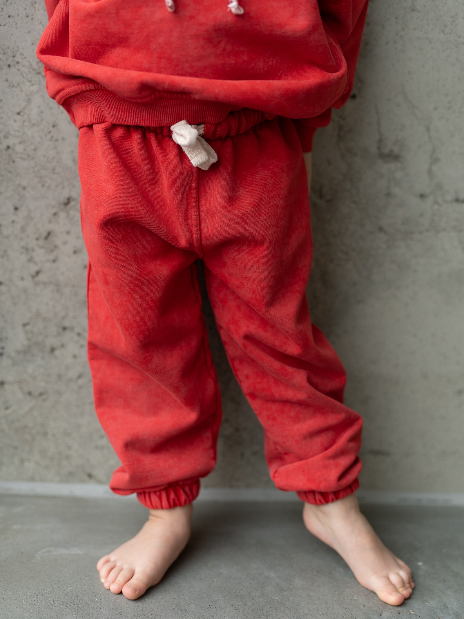 Joggery Helen Red Mini – Bawełniane Spodnie Dziecięce Vintage (WKRÓTCE NA SKLEPIE)