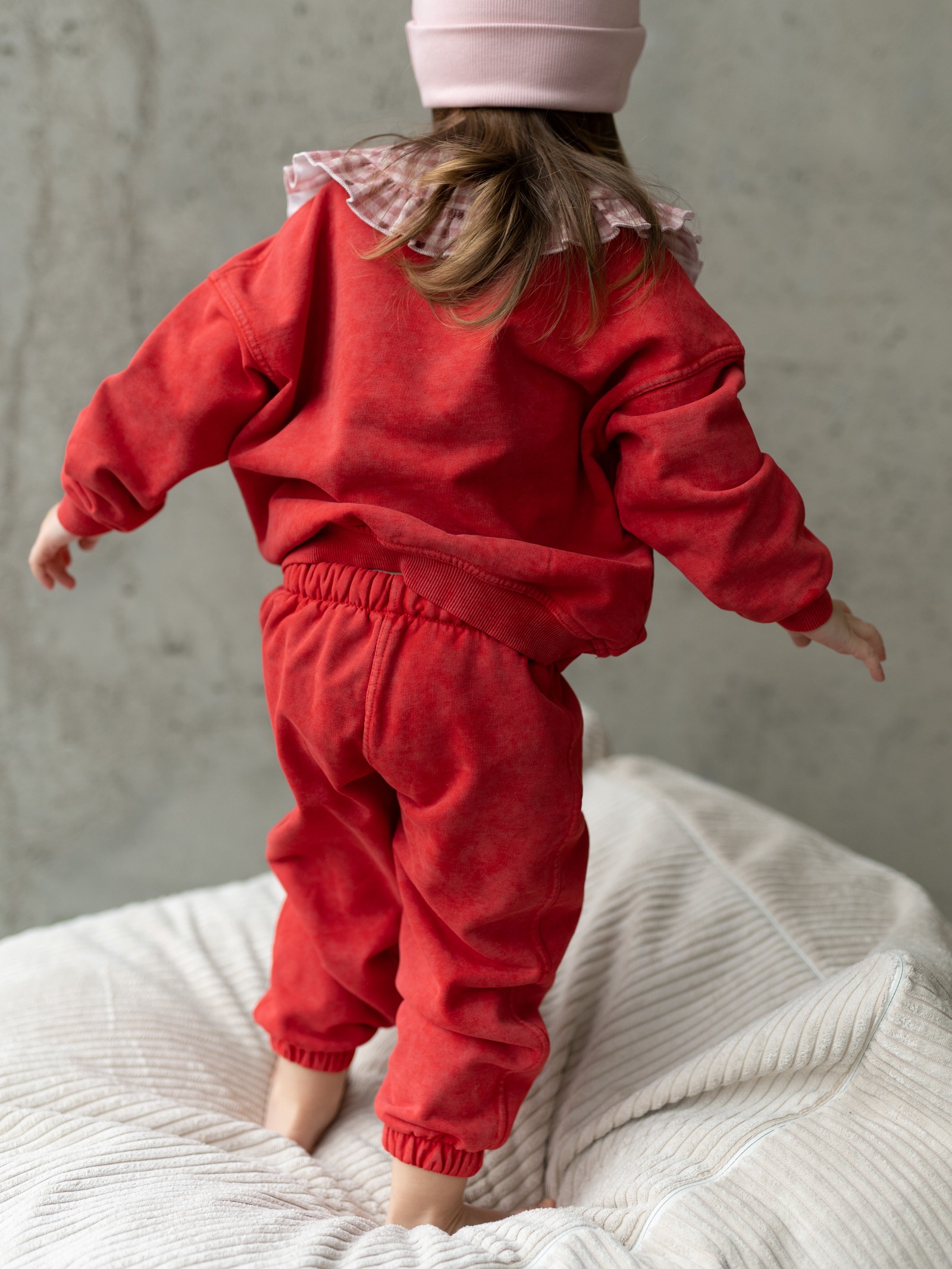 Joggery Helen Red Mini – Bawełniane Spodnie Dziecięce Vintage (WKRÓTCE NA SKLEPIE) - obrazek 3