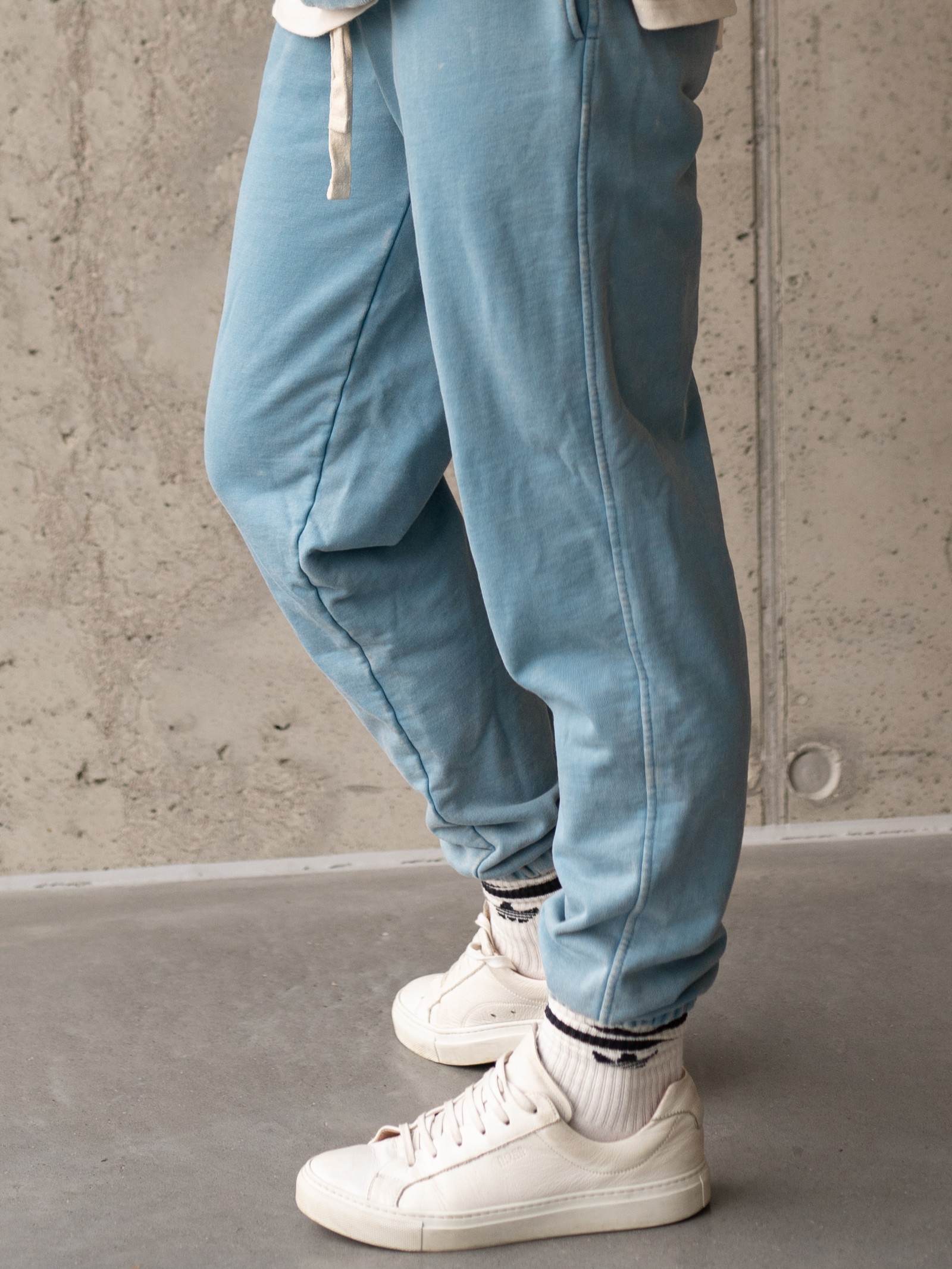 Spodnie Dresowe Storm Blue – Bawełniane Joggery z Efektem Vintage