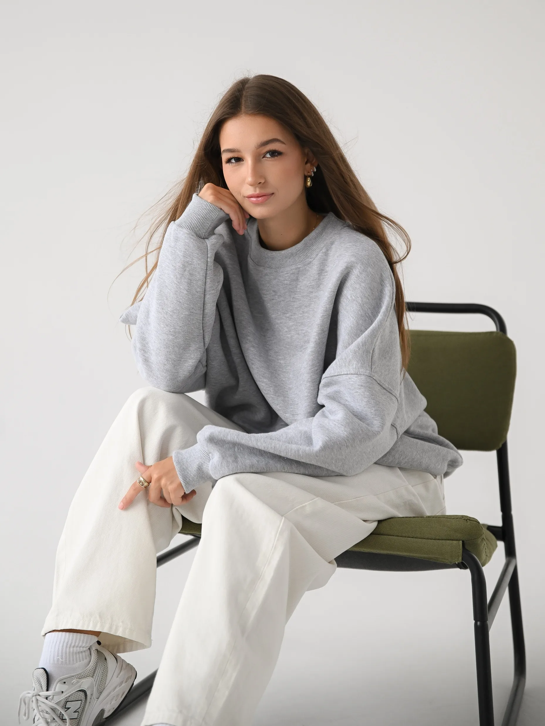 Bluza damska Helen Melange – modelka siedząca